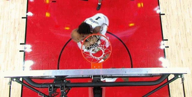 遭火箭野兽空中锁喉！字母哥：有时候我也会这样