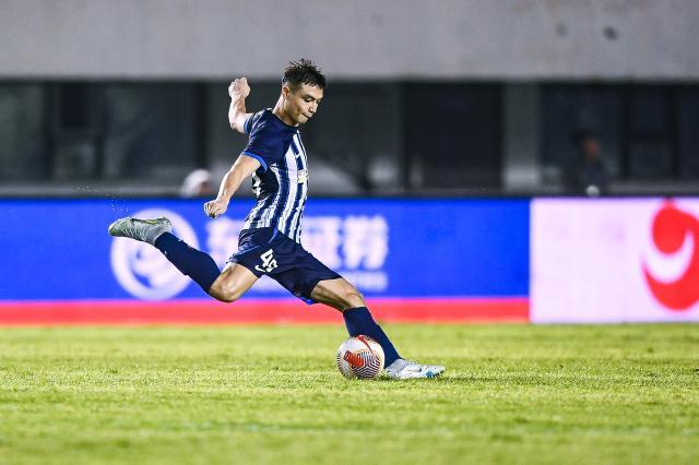 开云体育-海港苦追数月制造冬窗压哨标王 吾米提江昨夜抵沪