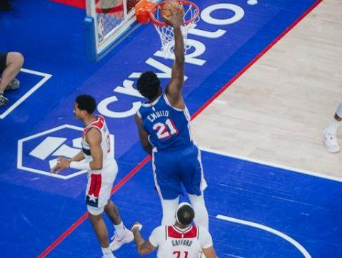 app下载-恩比德48分 马克西11助0失误 没有哈登 他们更好？